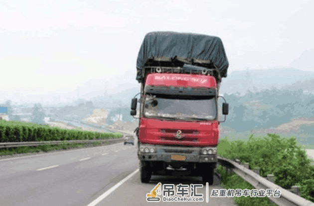 李蓬国：“天价施救”涉事吊车公司失联，路政别玩“失忆”