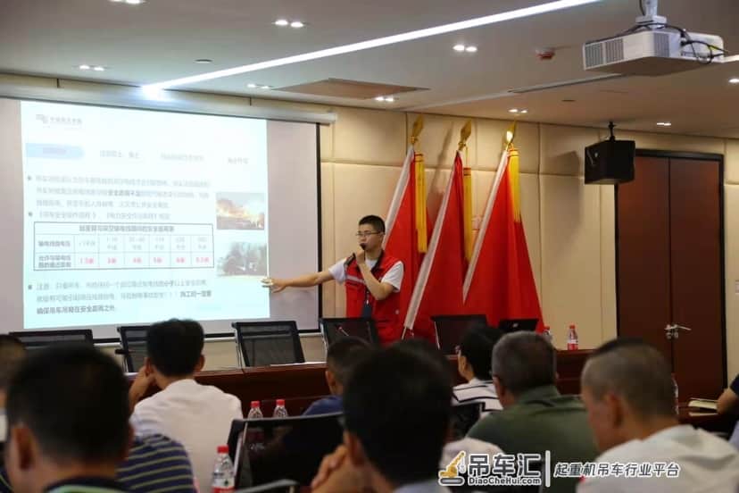 吊车起重臂与架空电线之间应隔多远？他们开讲啦