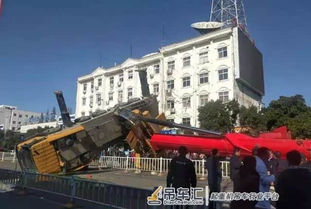 警钟长鸣！220吨吊车闹市拆电视塔，意外折臂！翻车！有人死亡