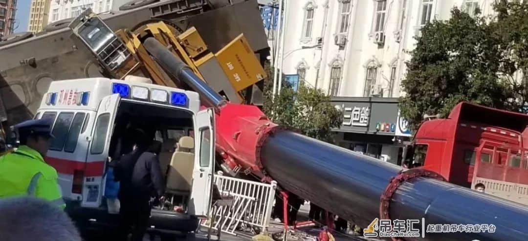 警钟长鸣!220吨吊车闹市拆电视塔,意外折臂!翻车!有人死亡