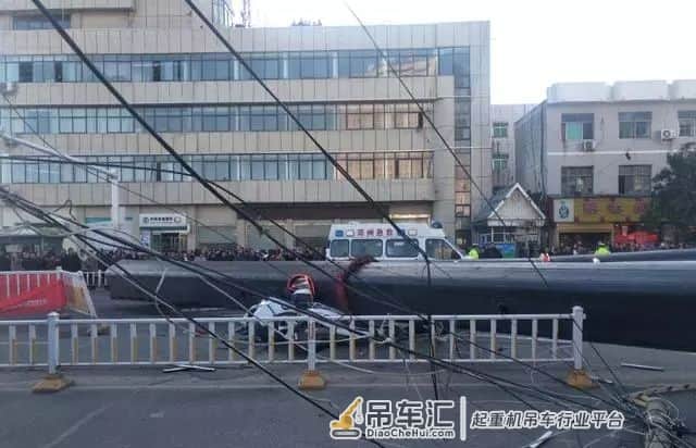 警钟长鸣!220吨吊车闹市拆电视塔,意外折臂!翻车!有人死亡