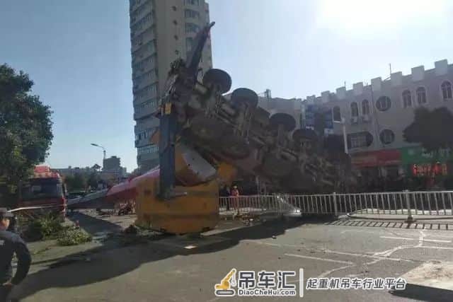 警钟长鸣!220吨吊车闹市拆电视塔,意外折臂!翻车!有人死亡