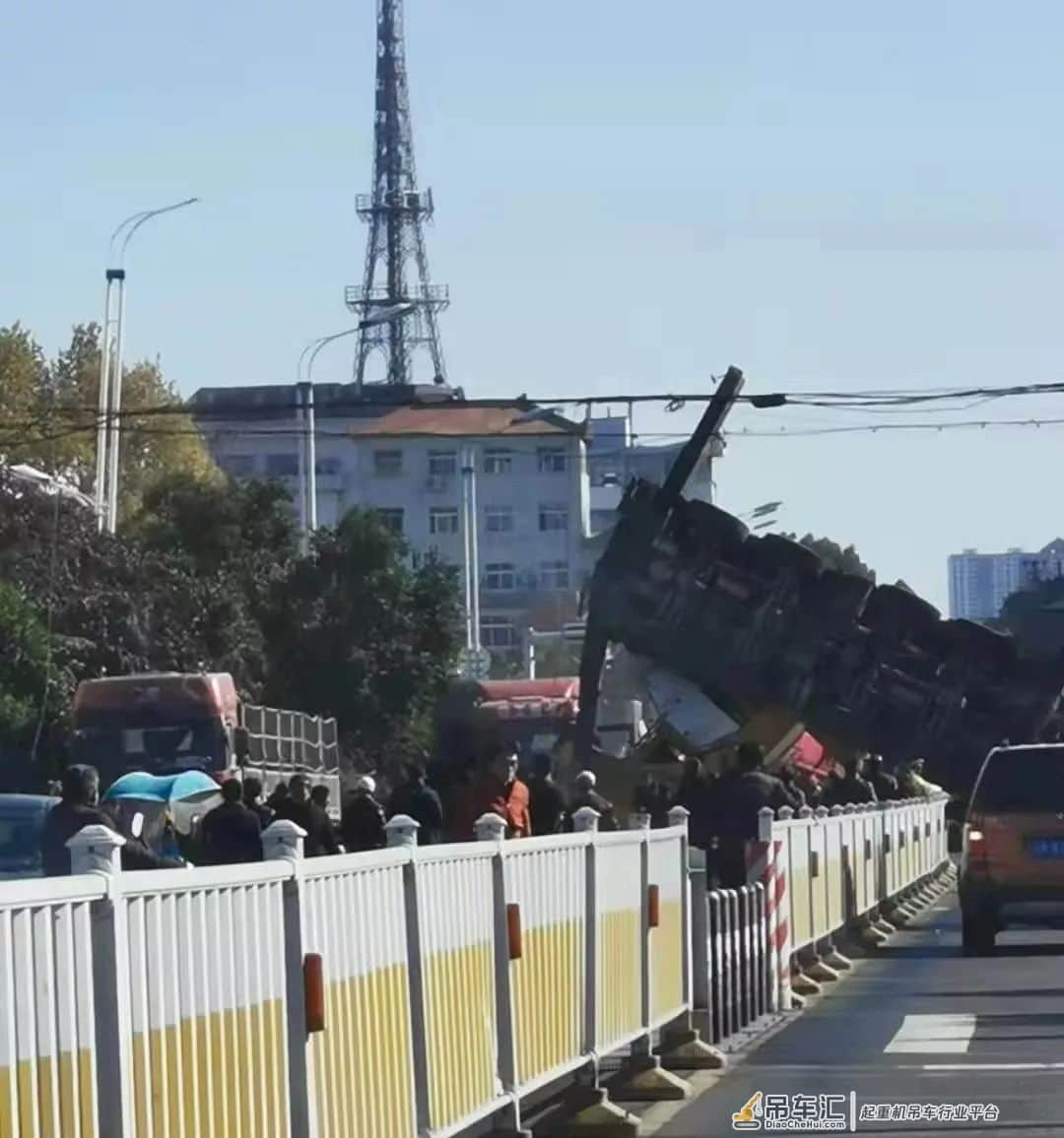 警钟长鸣!220吨吊车闹市拆电视塔,意外折臂!翻车!有人死亡