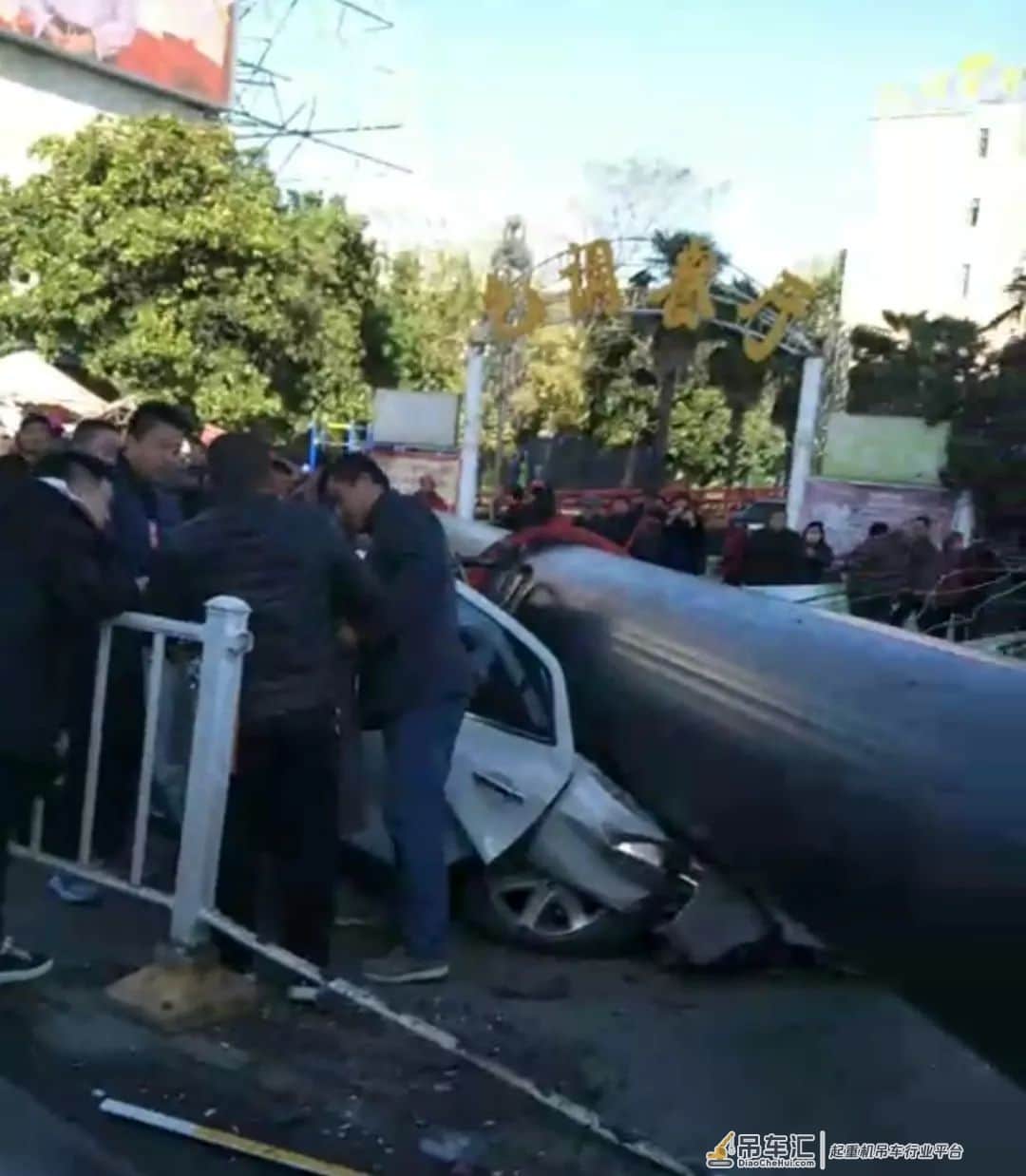 警钟长鸣!220吨吊车闹市拆电视塔,意外折臂!翻车!有人死亡