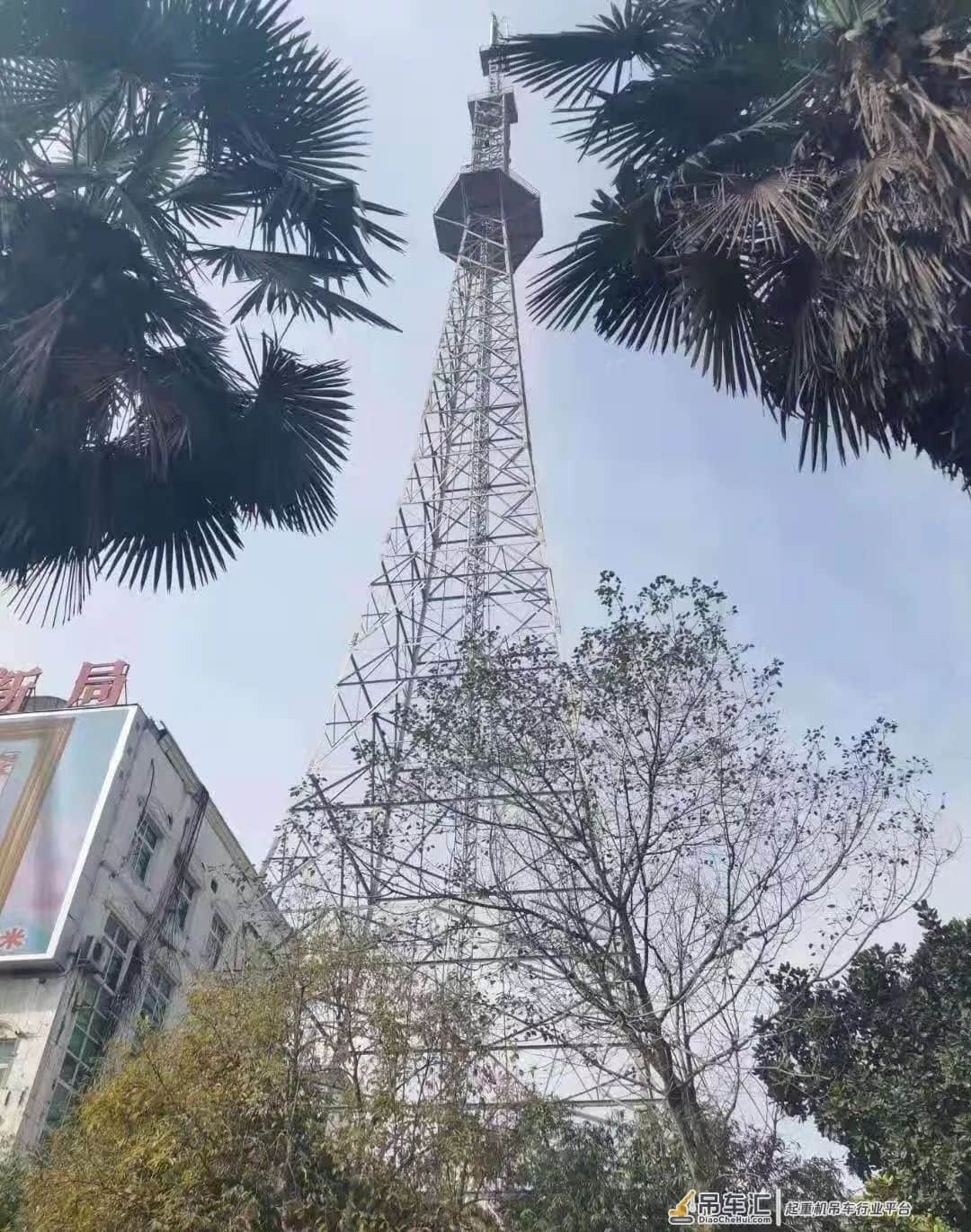 警钟长鸣!220吨吊车闹市拆电视塔,意外折臂!翻车!有人死亡