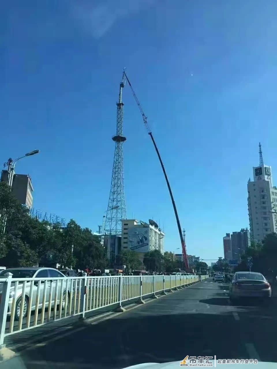 警钟长鸣!220吨吊车闹市拆电视塔,意外折臂!翻车!有人死亡