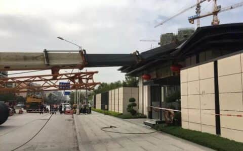 糟心！南宁一吊车作业中突然倾倒，周围片区大面积停电…