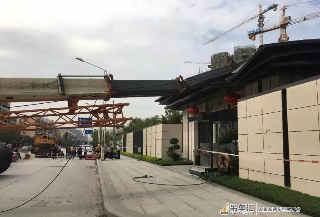 糟心!南宁一吊车作业中突然倾倒,周围片区大面积停电...