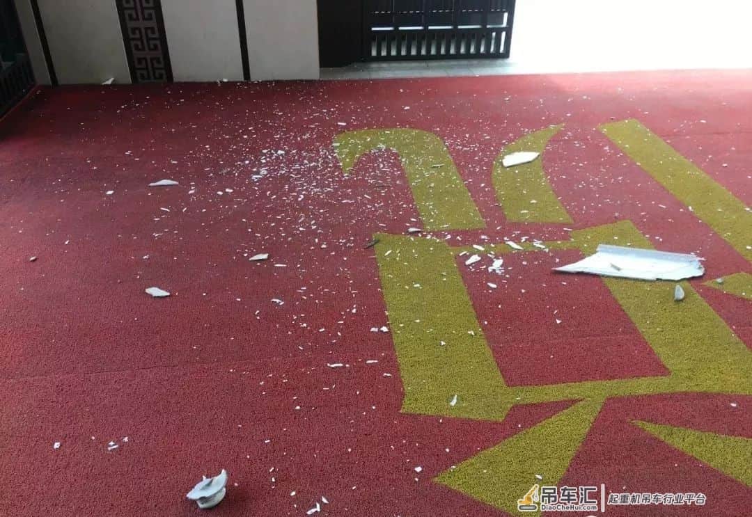 糟心!南宁一吊车作业中突然倾倒,周围片区大面积停电...