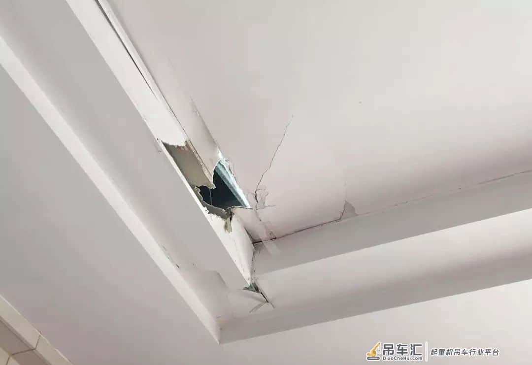 糟心!南宁一吊车作业中突然倾倒,周围片区大面积停电...