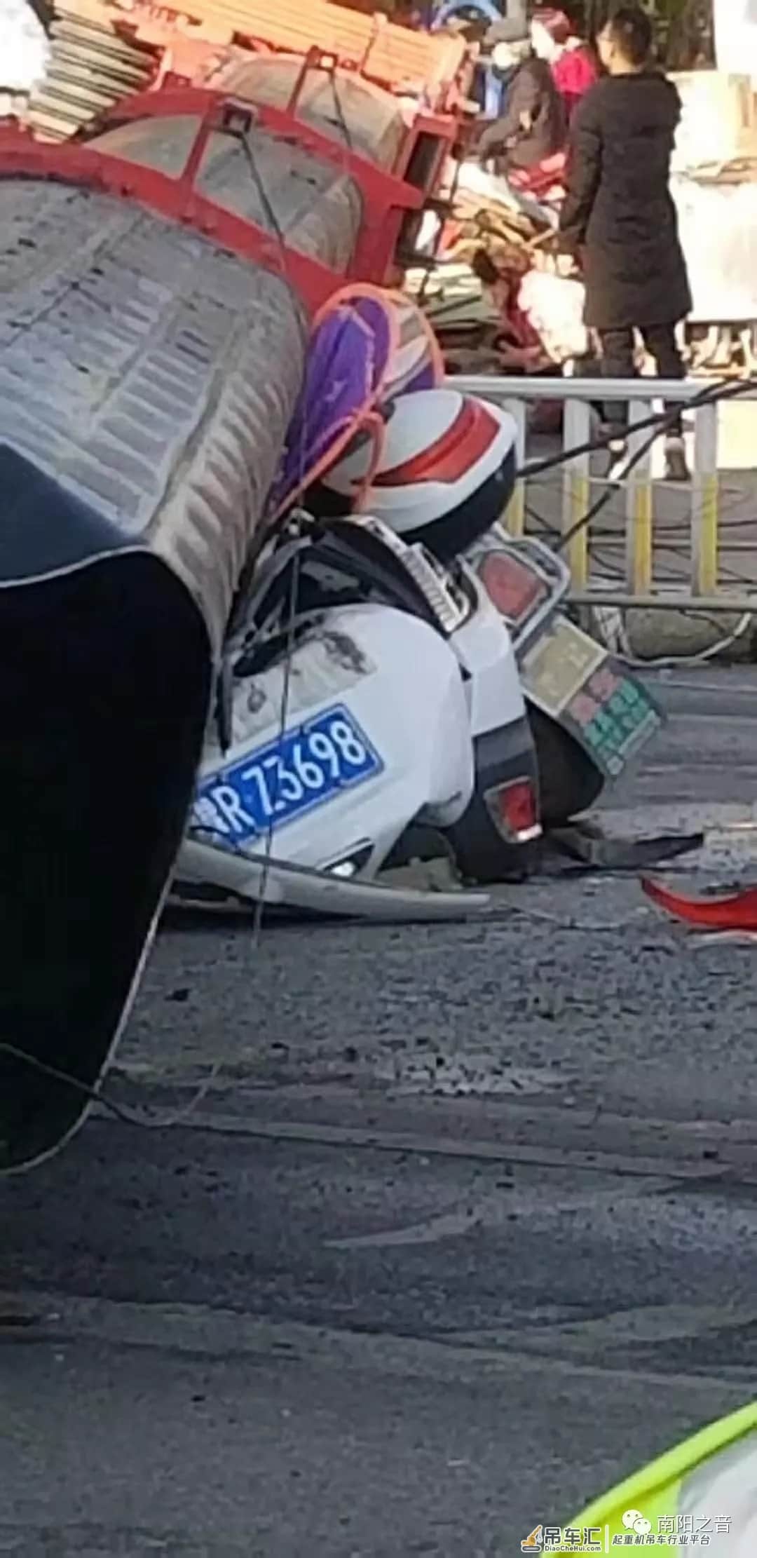 邓州一作业吊车倾覆 官方:事故已致1死2伤