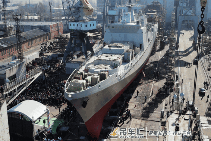 “死要面子活受罪”一阵风吹过,印度龙门吊倒塌,战舰险些报废