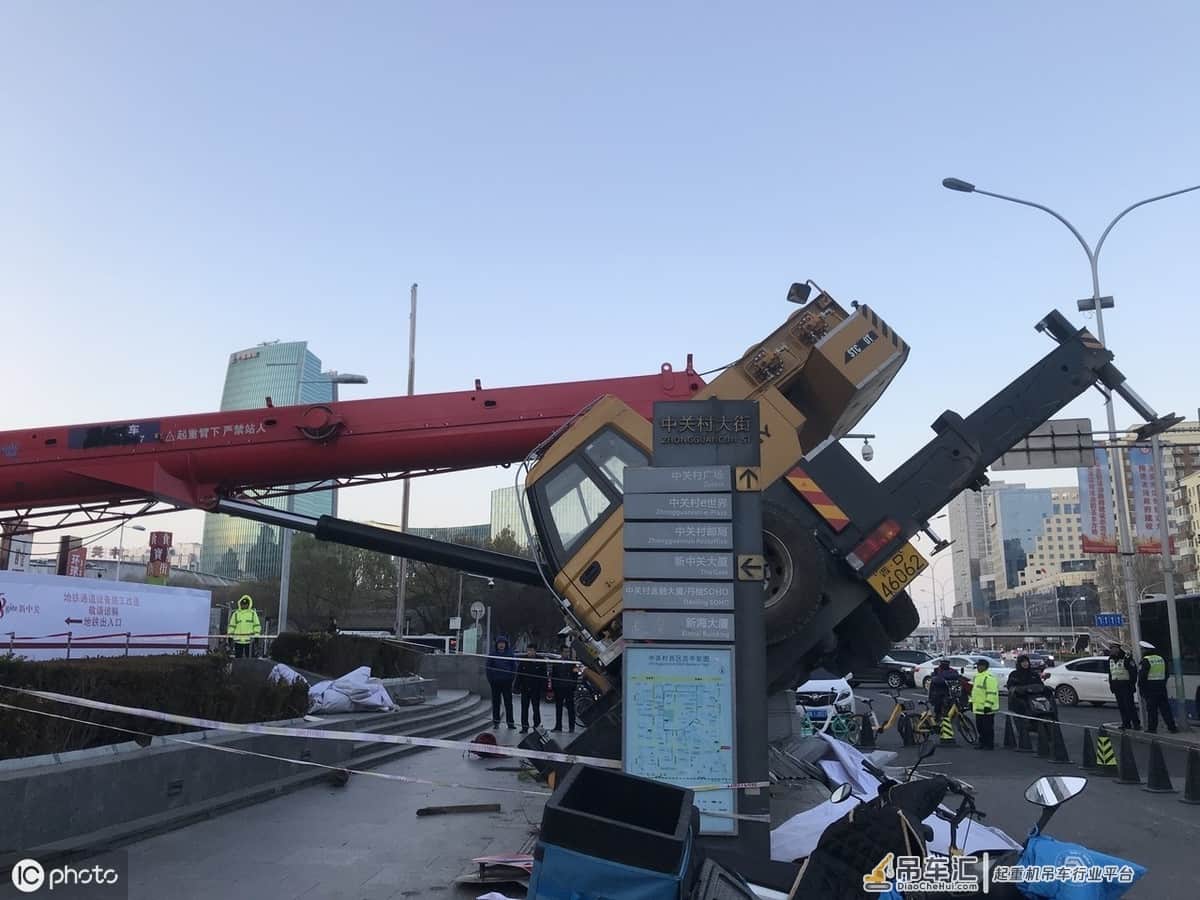 吓坏了！北京闹市一吊车侧翻，差1米就砸进商场，压坏地铁口