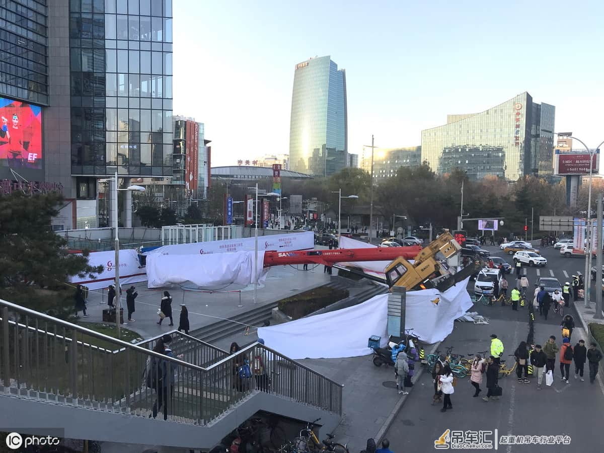 吓坏了!北京闹市一吊车侧翻,差1米就砸进商场,压坏地铁口