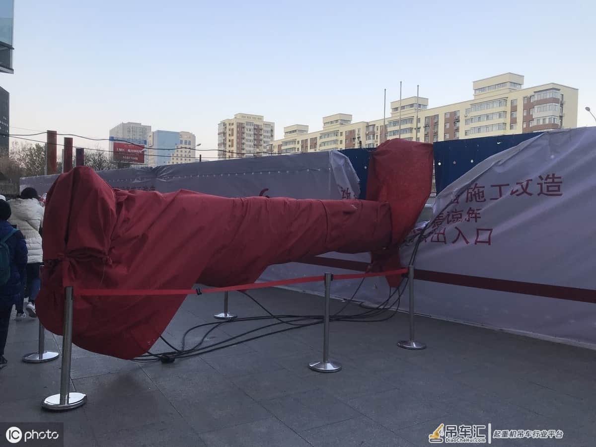 吓坏了!北京闹市一吊车侧翻,差1米就砸进商场,压坏地铁口