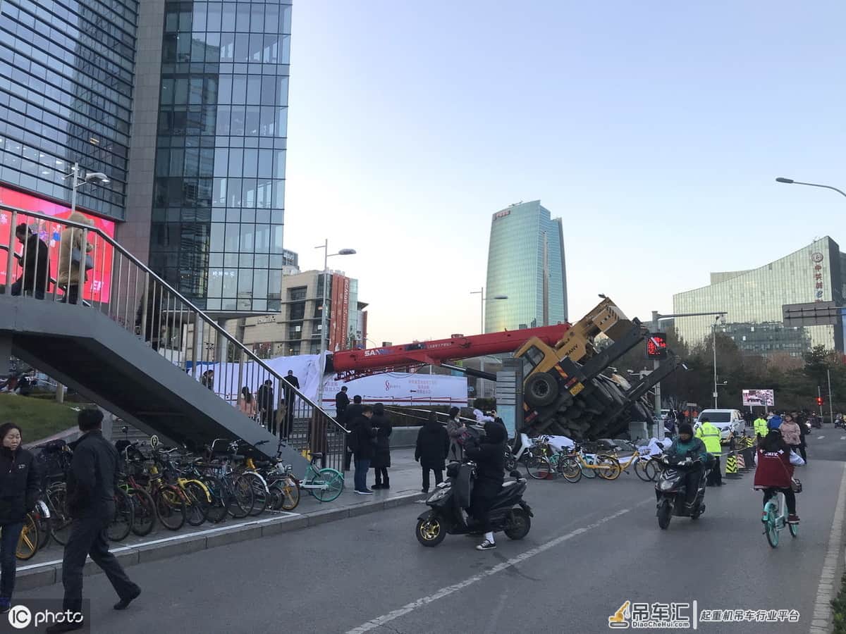 吓坏了!北京闹市一吊车侧翻,差1米就砸进商场,压坏地铁口