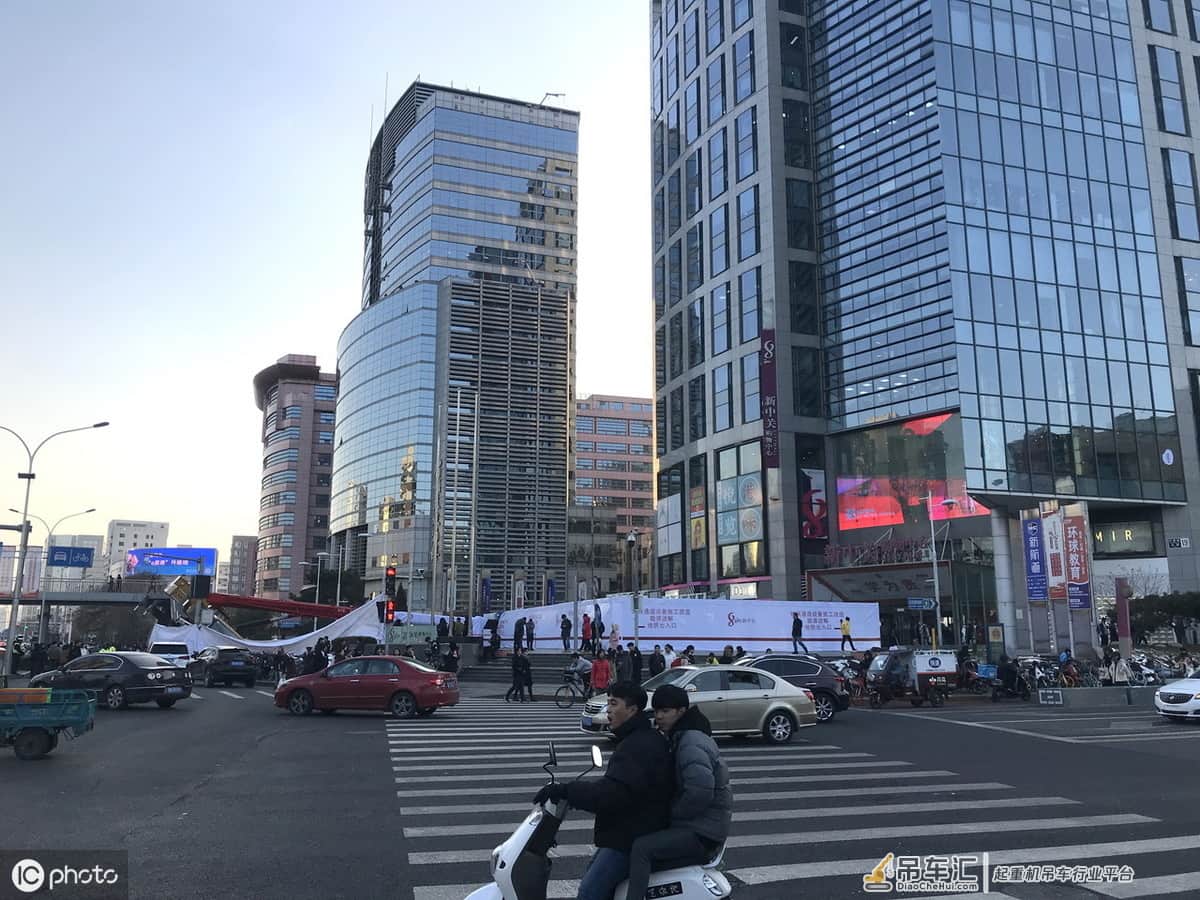 吓坏了!北京闹市一吊车侧翻,差1米就砸进商场,压坏地铁口