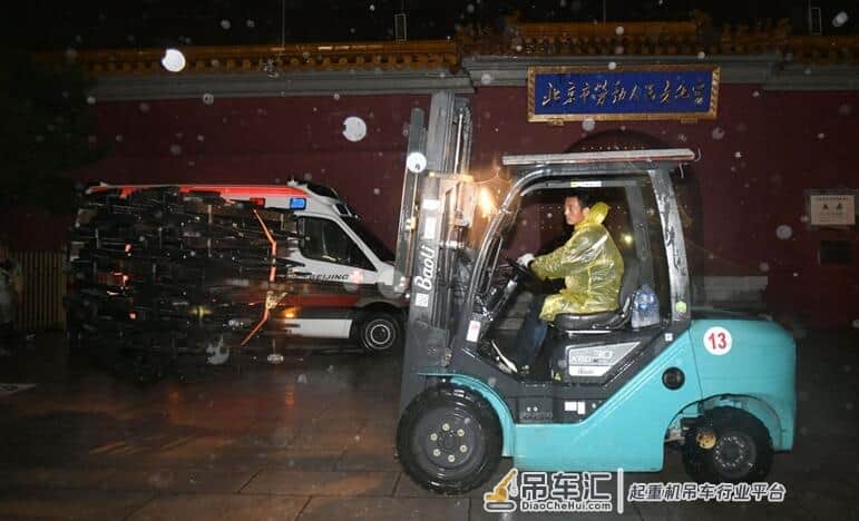揭秘最高效的转场!观众撤场之时,吊车已经待命……