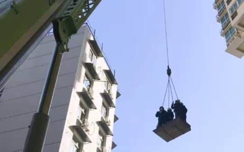 城管人员化身“空中飞人” ，乘吊车空降至30米高楼顶拆违