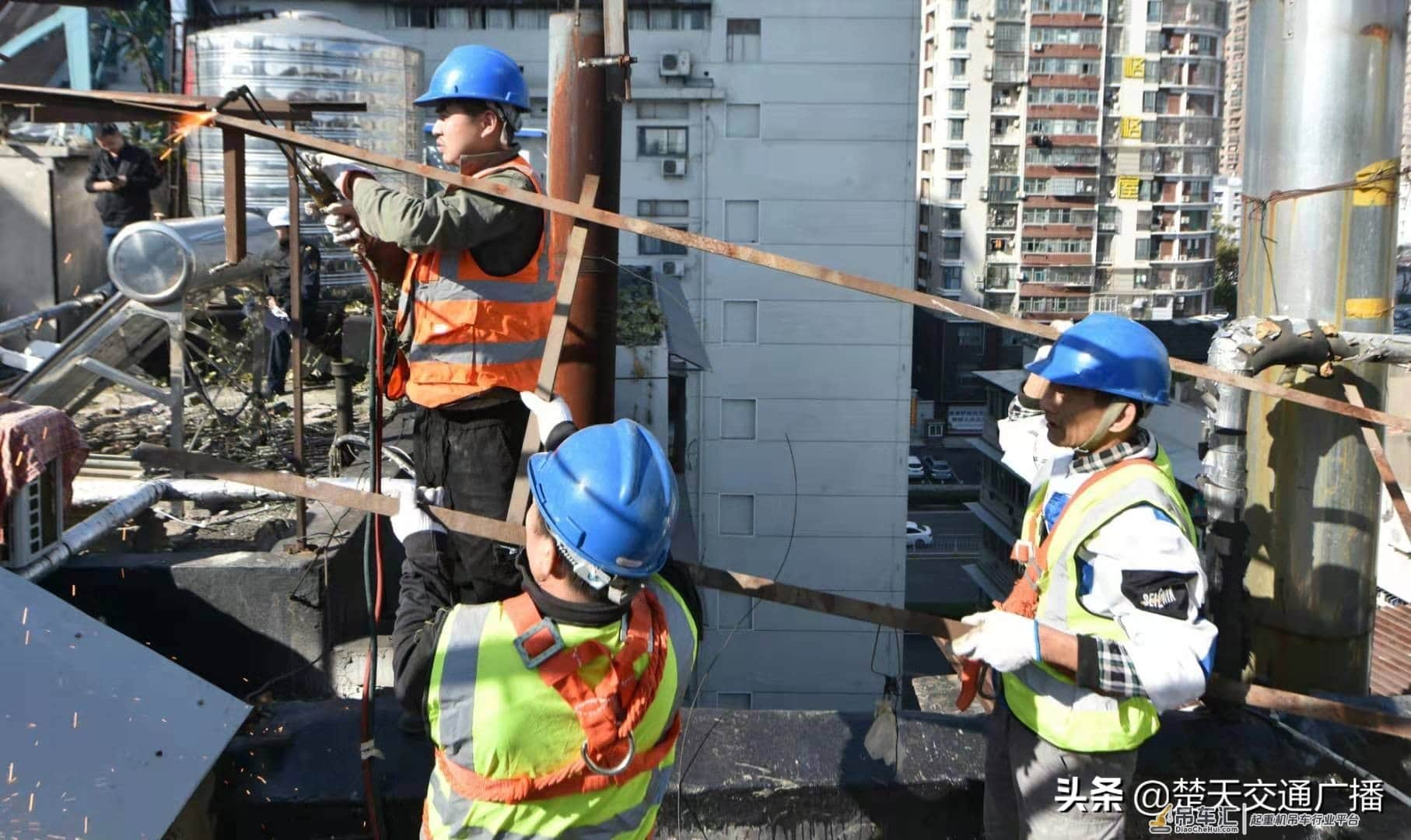 城管人员化身“空中飞人” ,乘吊车空降至30米高楼顶拆违