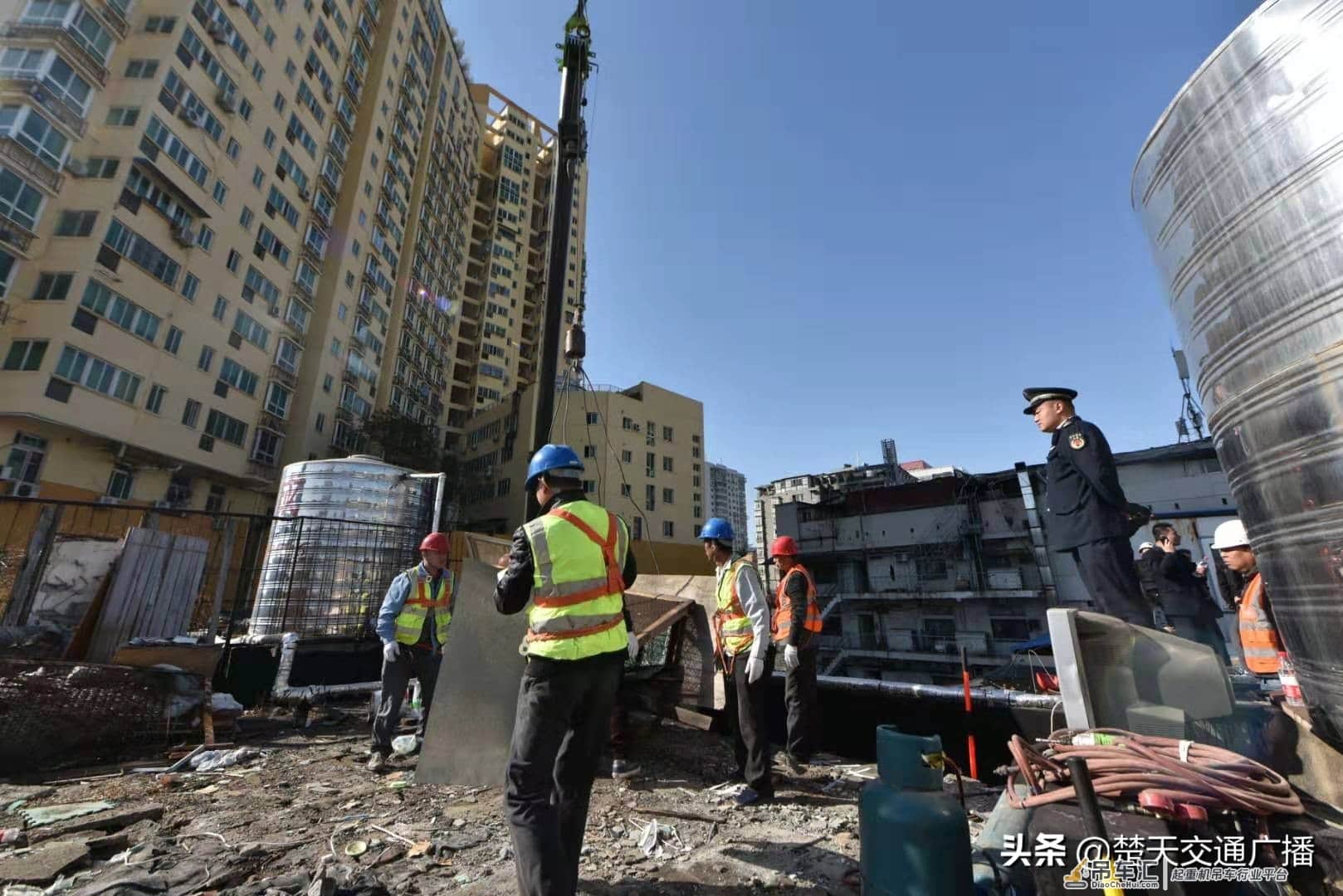 城管人员化身“空中飞人” ,乘吊车空降至30米高楼顶拆违
