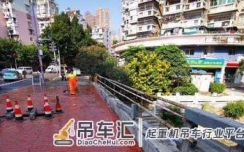 重达25吨吊车侧翻，桥体被甩出两个窟窿！