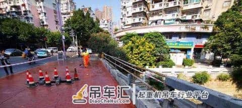 重达25吨吊车侧翻，桥体被甩出两个窟窿！