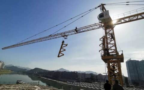 市政分公司首台特殊基础塔式起重机拆除