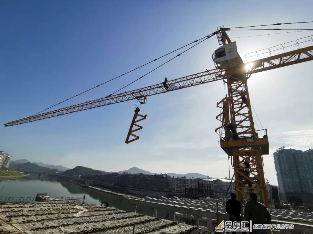 市政分公司首台特殊基础塔式起重机拆除