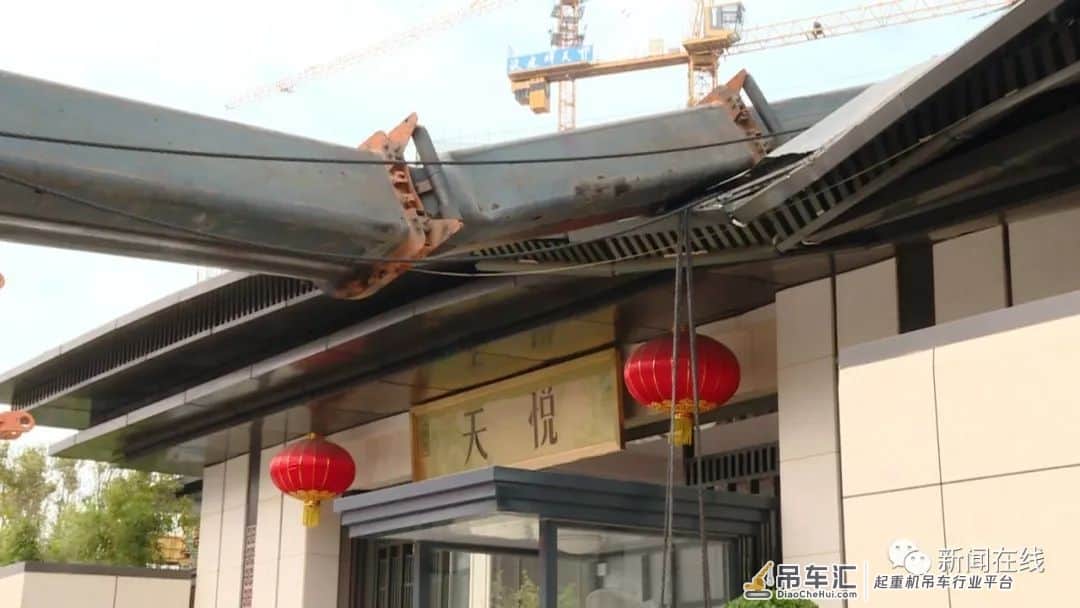 南宁一吊车作业时突然倾倒,售楼部屋顶被砸变形