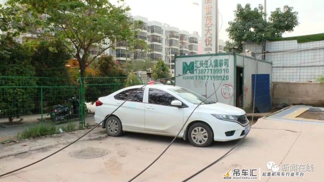 南宁一吊车作业时突然倾倒,售楼部屋顶被砸变形