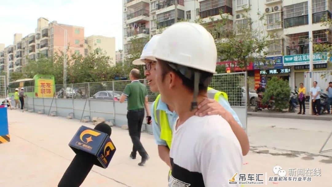 南宁一吊车作业时突然倾倒,售楼部屋顶被砸变形