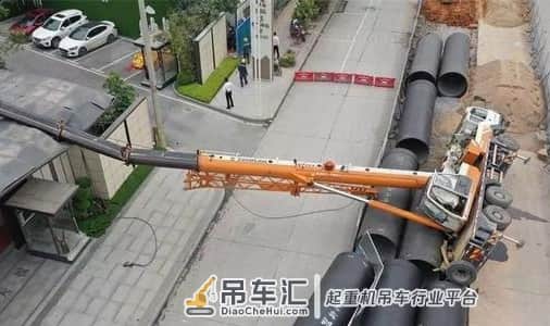 突发!广西一吊车翻倒,路边售楼部被砸,周边路段受影响