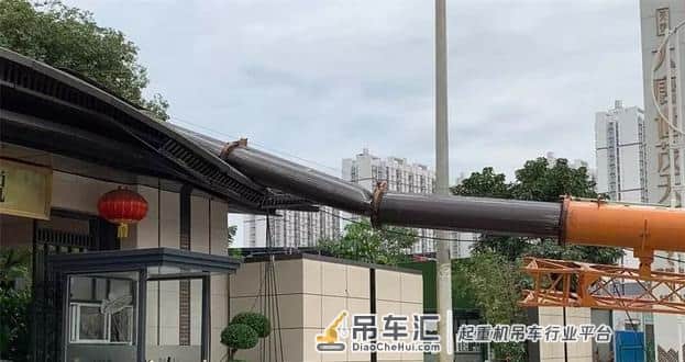 突发!广西一吊车翻倒,路边售楼部被砸,周边路段受影响