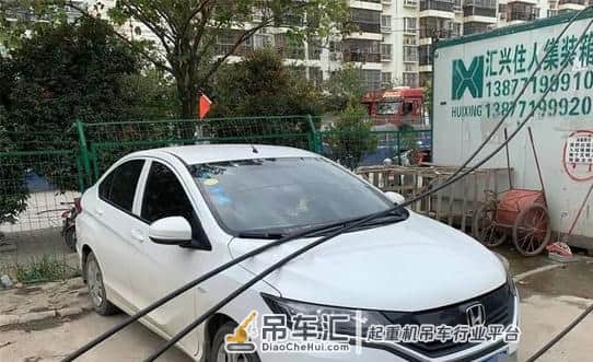 突发!广西一吊车翻倒,路边售楼部被砸,周边路段受影响