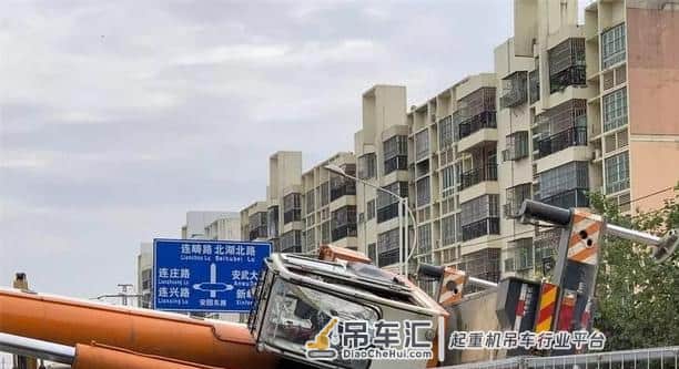 突发!广西一吊车翻倒,路边售楼部被砸,周边路段受影响