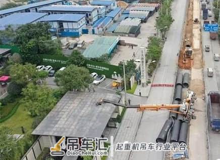 突发!广西一吊车翻倒,路边售楼部被砸,周边路段受影响