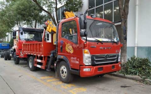 小型折臂吊——重汽豪曼3.2吨折臂随车吊
