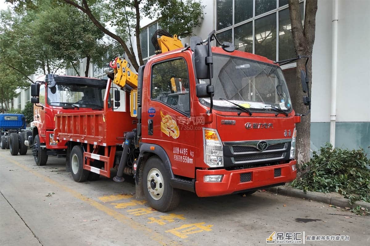 小型折臂吊——重汽豪曼3.2吨折臂随车吊
