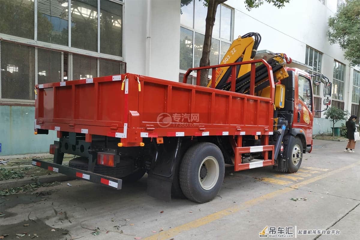 小型折臂吊——重汽豪曼3.2吨折臂随车吊