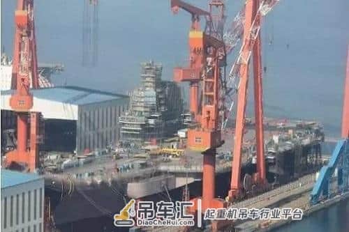 为面子拒绝中国造,上百吨龙门吊被风吹倒,50亿的军舰被砸!