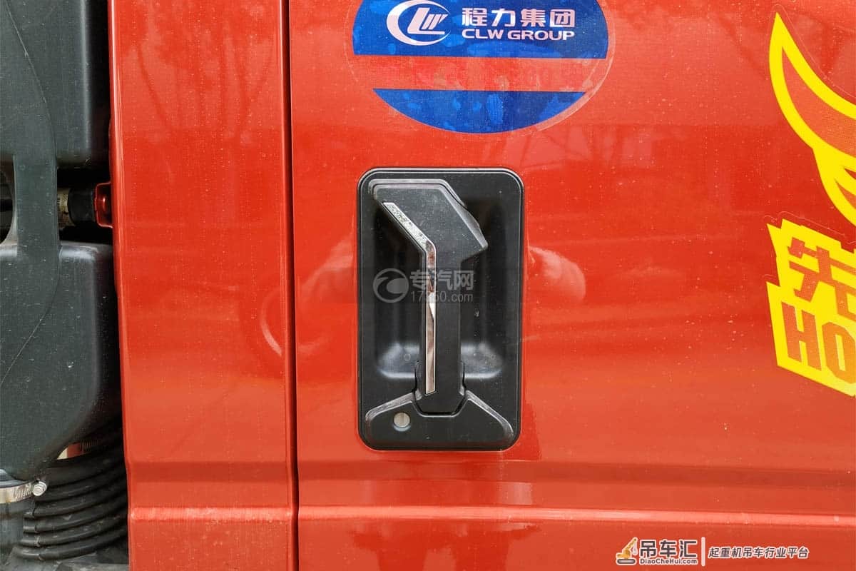 小型折臂吊——重汽豪曼3.2吨折臂随车吊