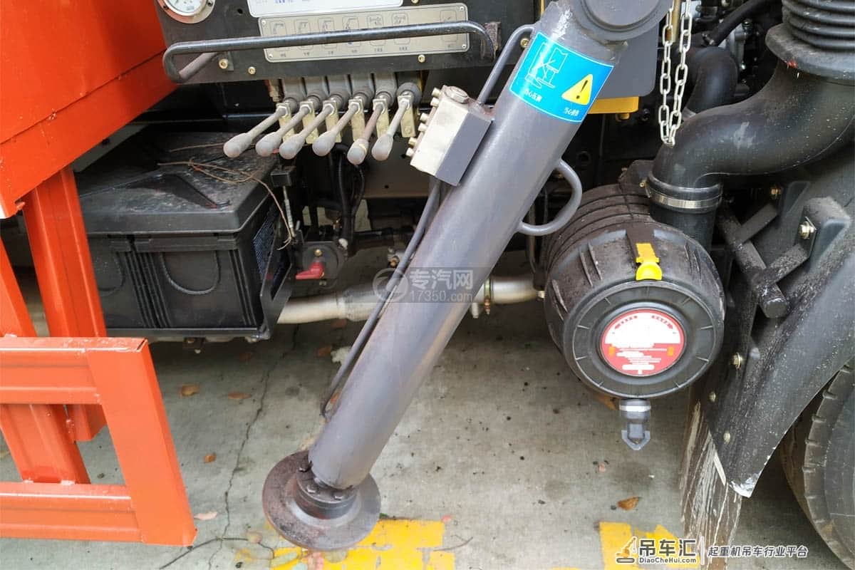 小型折臂吊——重汽豪曼3.2吨折臂随车吊