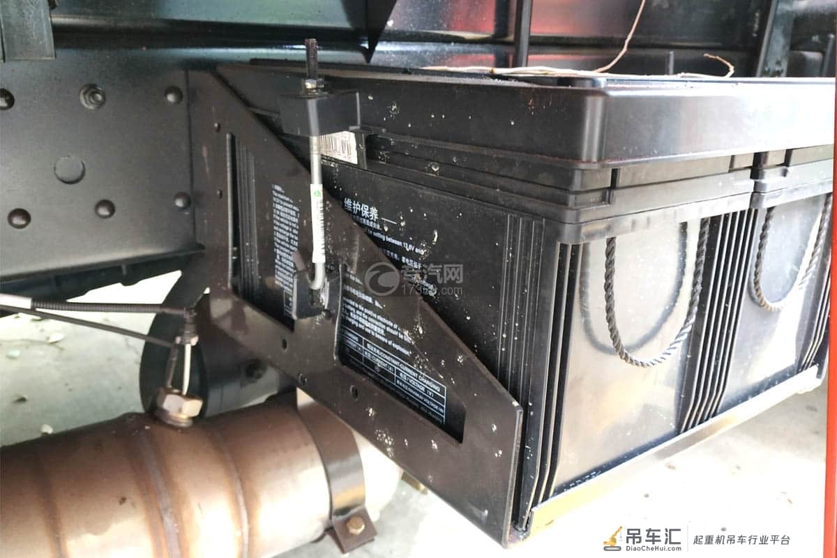 小型折臂吊——重汽豪曼3.2吨折臂随车吊