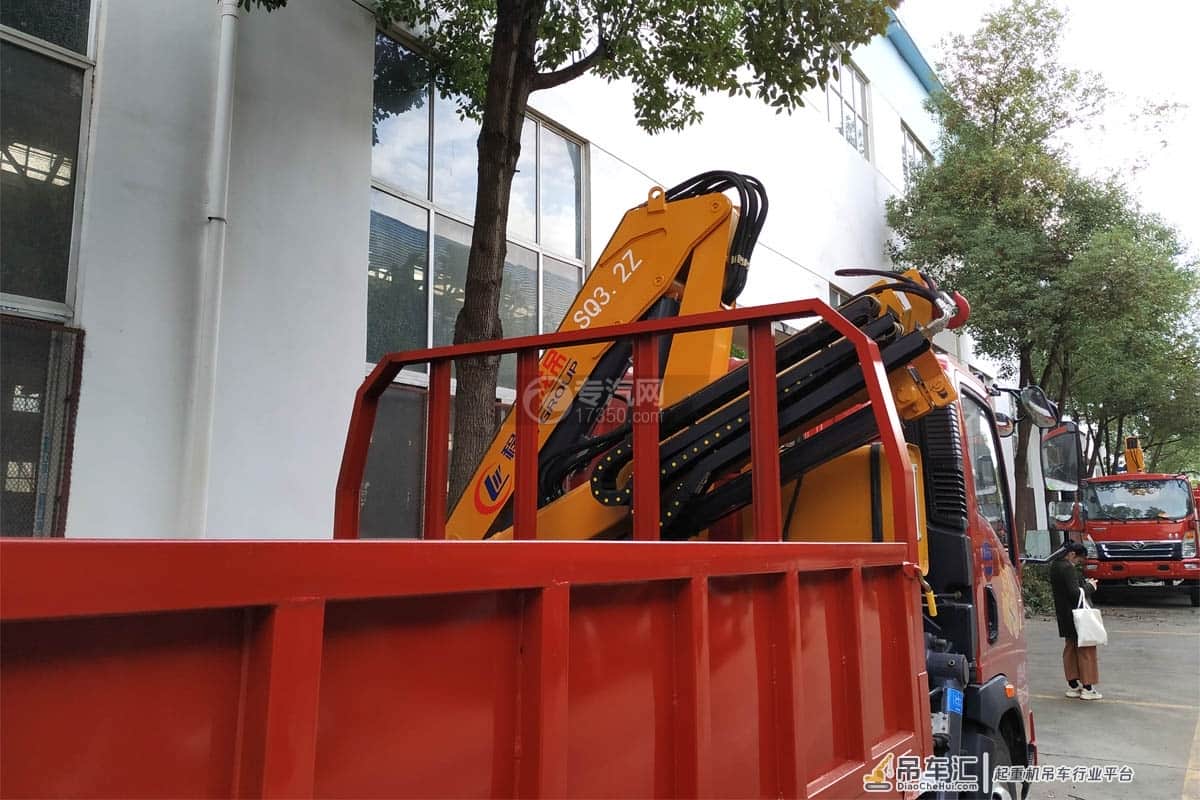 小型折臂吊——重汽豪曼3.2吨折臂随车吊
