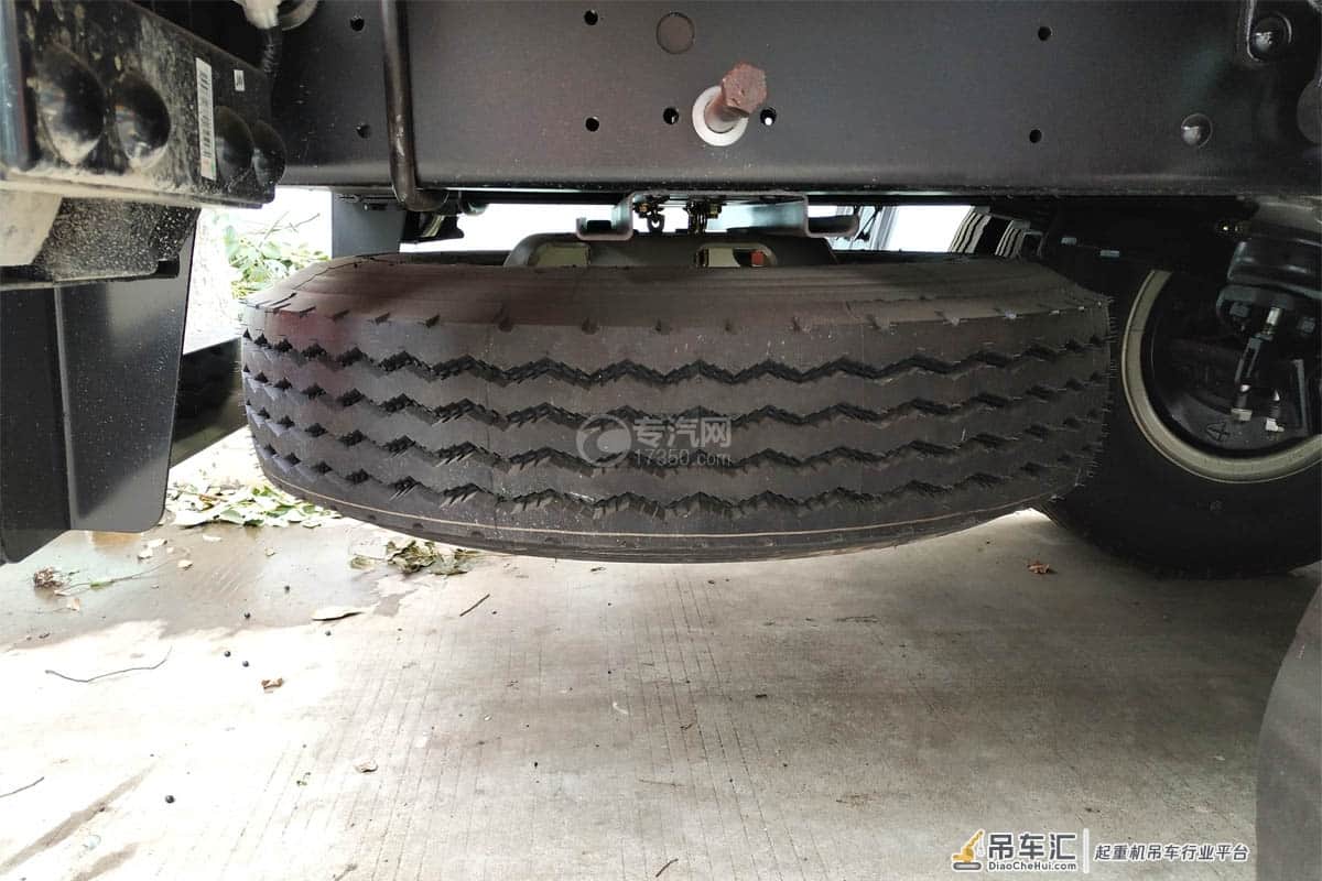 小型折臂吊——重汽豪曼3.2吨折臂随车吊