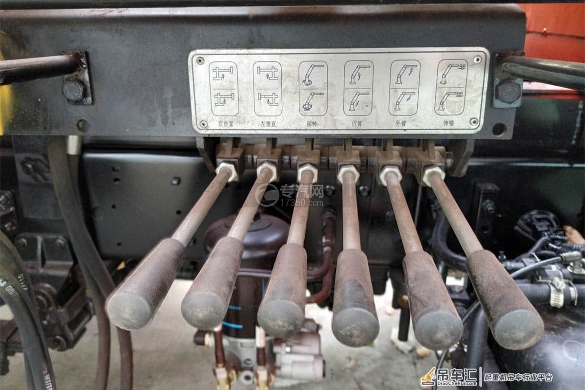 小型折臂吊——重汽豪曼3.2吨折臂随车吊