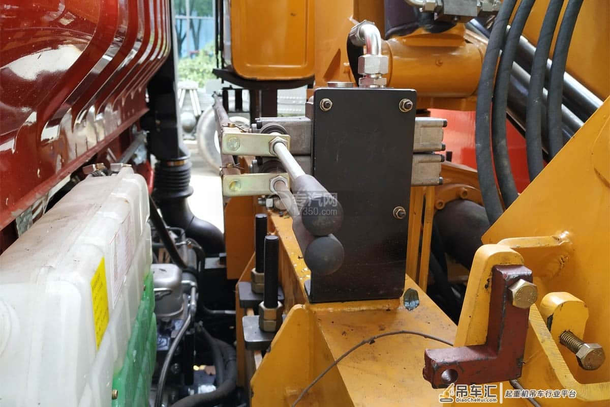小型折臂吊——重汽豪曼3.2吨折臂随车吊