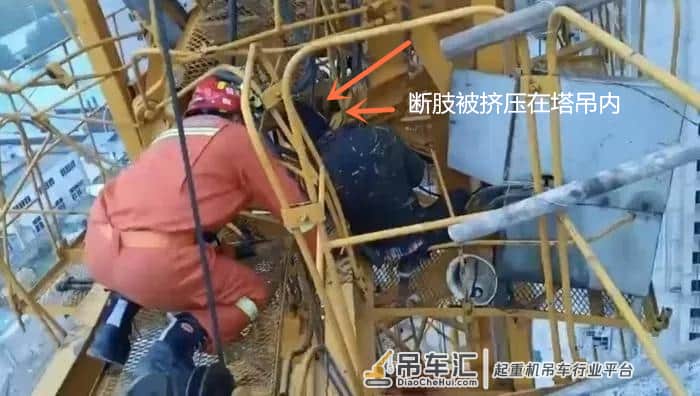 11月12日陕西咸阳一工地塔吊发生断裂,塔吊司机无奈挣扎