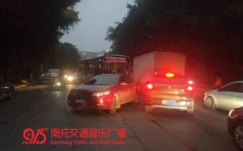 四川南充一吊车挂倒电线杆砸中私家车，背后的原因不太简单！